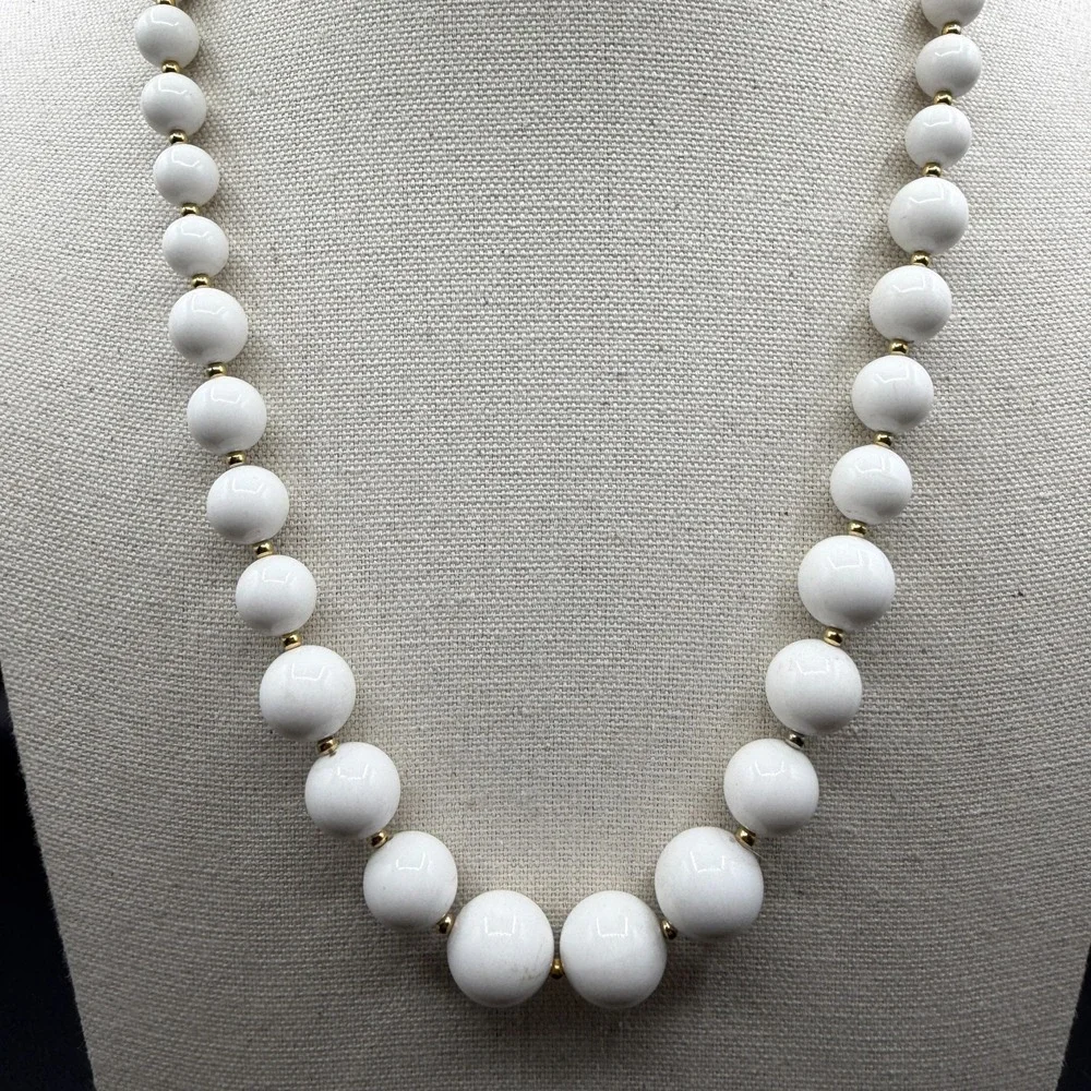White Graduated Bead Necklace Gold Tone Spacers Chunky Classic Statement Jewelry